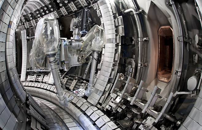 영국 원자력청이 운영하는 핵융합연구장치 'JET'에서 활용되고 있는 로봇.[한국핵융합에너지연구원 제공]