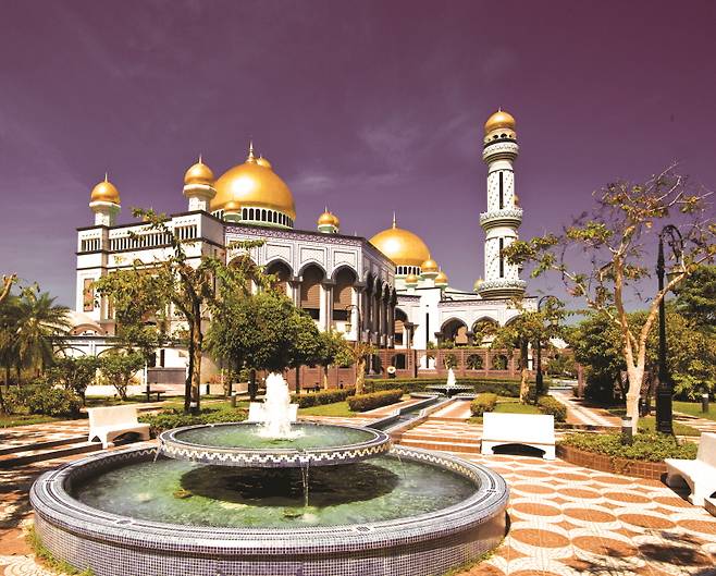 브루나이의 국립 모스크인 자메 아스르 하사날 볼키아 모스크
