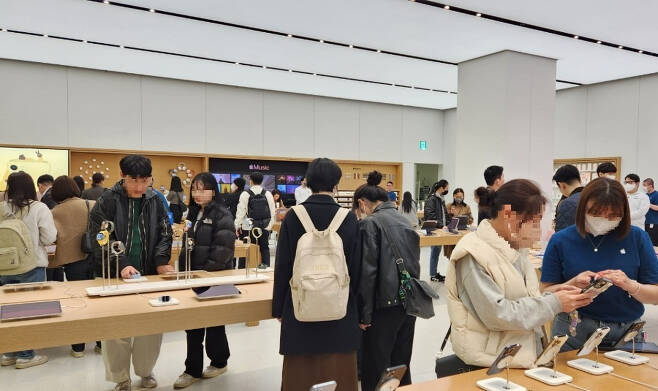 애플스토어 IFC몰점에서 고객들이 애플 제품을 체험하고 있다. [이영기 기자/20ki@]