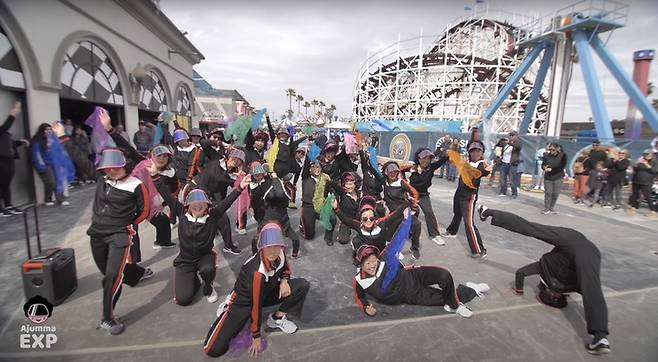 [서울=뉴시스] 미국 중년 한인 여성 댄스크루 '아줌마 EXP'가 지난 8일(현지시간) 세계 여성의 날을 기념해 캘리포니아주 샌디에이고에서 세 차례 플래시몹 공연을 펼쳤다.(사진출처 : 아줌마 EXP 유튜브 갈무리)2023.03.27 *재판매 및 DB 금지