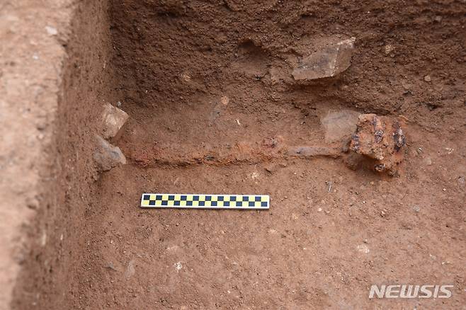 [해남=뉴시스] 해남 방산리 마한 수장 고분군에서 출토된 환두대도. (사진=전남도 제공) 2023.03.27. photo@newsis.com