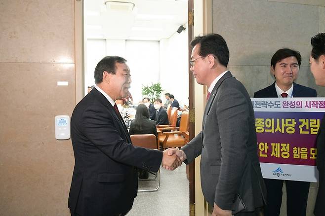 [뉴시스=세종](오른쪽) 송언석_국회 운영개선소위원장과 최민호 세종시장이 악수를 하고 있다.(사진=세종시) *재판매 및 DB 금지