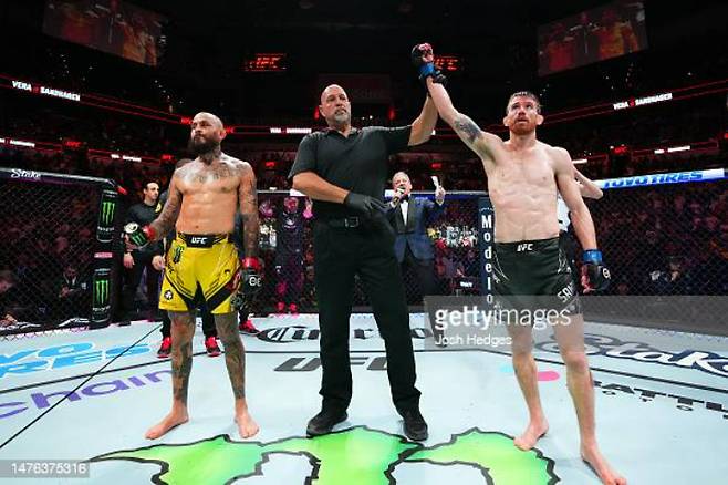 말론 베라에게 승리한 코리 샌드하겐(오른쪽). UFC 제공/게티이미지