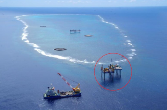 태평양에 위치한 일본의 오키노도리 전경과 해양활동 거점화의 일환으로 건설 중인 항만시설. 일본국토교통성 제공