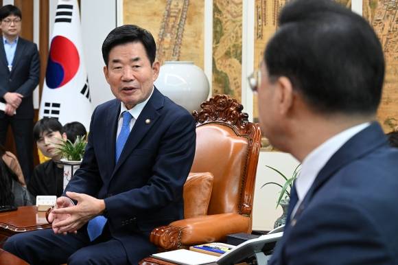 김진표 국회의장 - 김진표 국회의장이 20일 서울 여의도 국회 국회의장실에서 주호영 국민의힘, 박홍근 더불어민주당 원내대표를 만나 대화를 하고 있다. 2023.3.20 오장환 기자