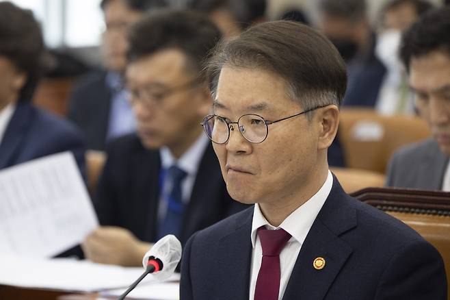 이정식 고용노동부 장관이 3월21일 국회 환경노동위원회 전체회의에서 굳은 표정을 지으며 생각에 잠겨 있다.​ ⓒ시사IN 이명익