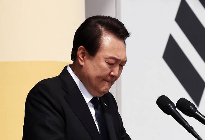 윤석열 대통령이 3월24일 대전 유성구 국립대전현충원에서 열린 제8회 서해수호의 날 기념식에서 서해수호 55용사 이름을 부르기 전에 울먹이고 있다. ⓒ 연합뉴스