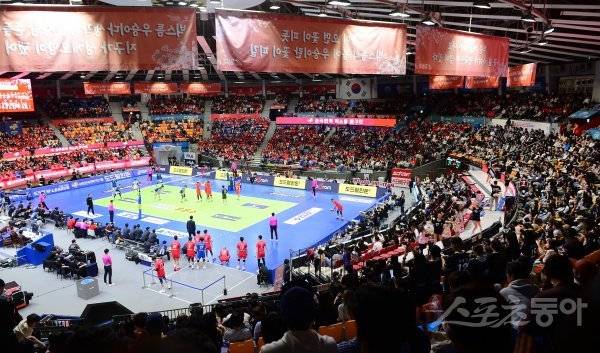 26일 수원체육관에서 열린 한국전력-현대캐피탈의 PO 2차전에는 올 시즌 남자부 최다 관중인 3504명이 입장해 경기 내내 열기를 내뿜었다. 수원 | 주현희 기자 teth1147@donga.com