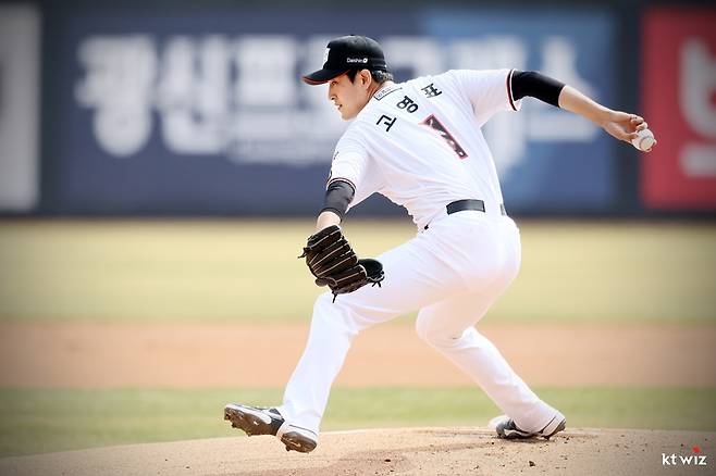 ▲ kt 위즈 투수 고영표의 투구 장면. ⓒkt 위즈