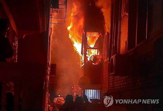 안산 빌라 화재로 나이지리아 어린 남매 4명 숨져 (안산=연합뉴스) 27일 오전 경기 안산시 단원구 선부동의 한 3층짜리 빌라 2층에서 불이 나 나이지리아 국적 어린 남매 4명이 숨졌다.
    사진은 불이 난 빌라. 2023.3.27 [경기도소방재난본부 제공. 재판매 및 DB 금지] stop@yna.co.kr