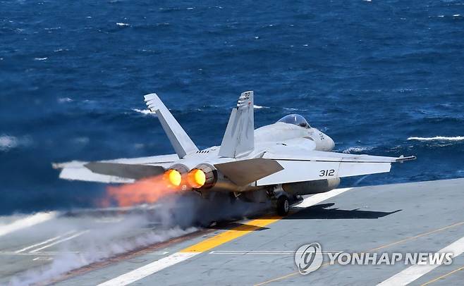 니미츠 항모에서 F/A-18F 슈퍼호넷 이함 훈련 진행 (제주=연합뉴스) 한미 해군 연합 해상훈련이 열린 27일 제주 남쪽 공해상에 진입한 미 핵추진 항공모함 '니미츠'(CVN 68·10만t급)에서 F/A-18F 슈퍼호넷 이함 훈련이 진행되고 있다. 
    길이 332.8m, 폭 76.8m, 승조원 5500~6000명 규모인 니미츠함은 F/A-18F 슈퍼호넷 등 전투기와 E-2C 호크아이 조기경보기, 수송기, 헬기 등 각종 항공기 90여 대를 탑재할 수 있는 것으로 알려졌다. 2023.3.27 [사진공동취재단] photo@yna.co.kr