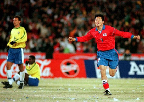 1999년 3월28일, 서울 잠실주경기장에서 열린 브라질과 평가전에서 김도훈이 골을 넣고 세레모니하고 있다.(사진=연합뉴스)