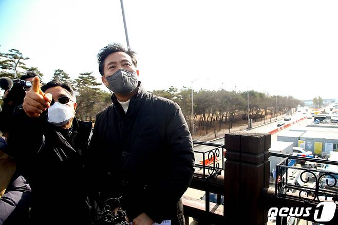 오세훈 서울시장이 지난 2021년 4·7재보궐선거 후보로 출마해 서울 마포구 하늘공원 인근 서북권 DMC개발 관련 현장방문을 하며 지역주민들과 인사하고 있다. 2021.2.15/뉴스1 ⓒ News1 국회사진취재단