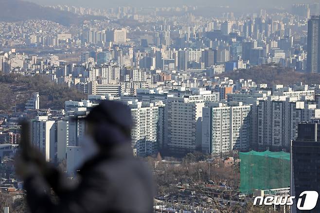 서울 중구 남산에서 바라본 서울 도심의 아파트 단지 모습. 2023.1.3/뉴스1 ⓒ News1 이승배 기자