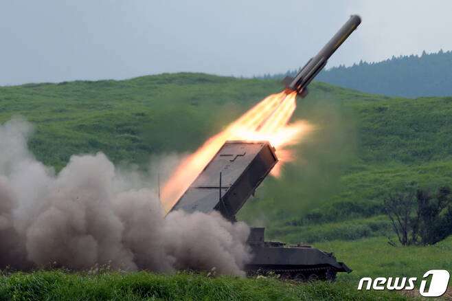 일본 육상 자위대 92식 대지뢰 로켓 발사기에서 미사일이 발사되고 있다. <자료 사진>ⓒ AFP=뉴스1 ⓒ News1 김예슬 기자