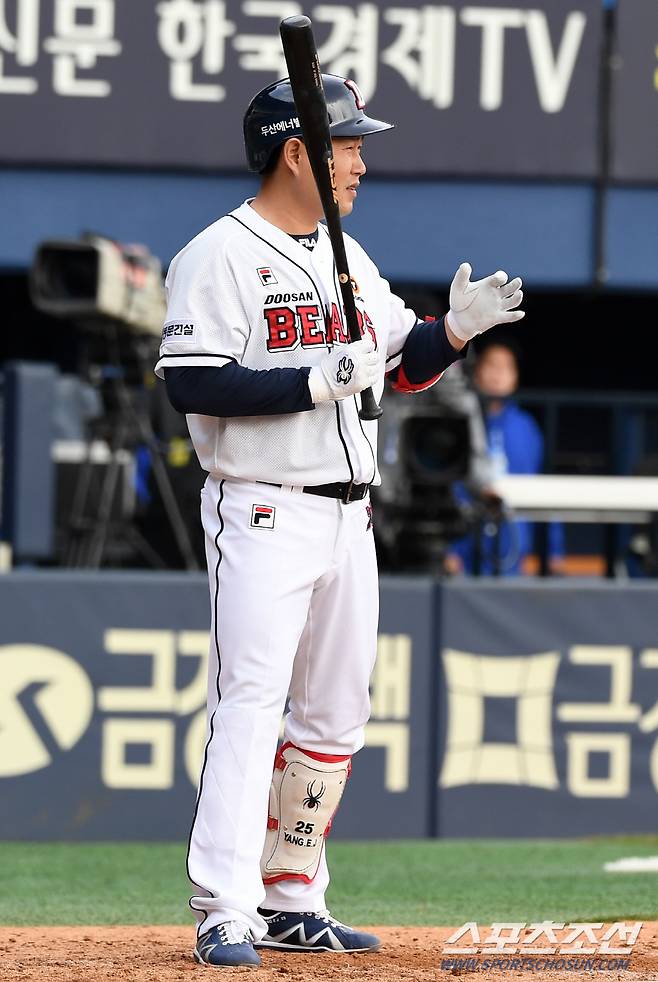 5년 만에 두산 유니폼을 입고 잠실구장 타석에 들어선 양의지 '감회가 새롭네'