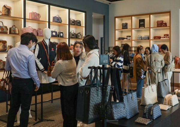 지난 21일 경기 김포시 현대프리미엄아울렛 김포점에서 외국인 방문객들이 쇼핑을 하고 있다[사진제공=현대백화점].