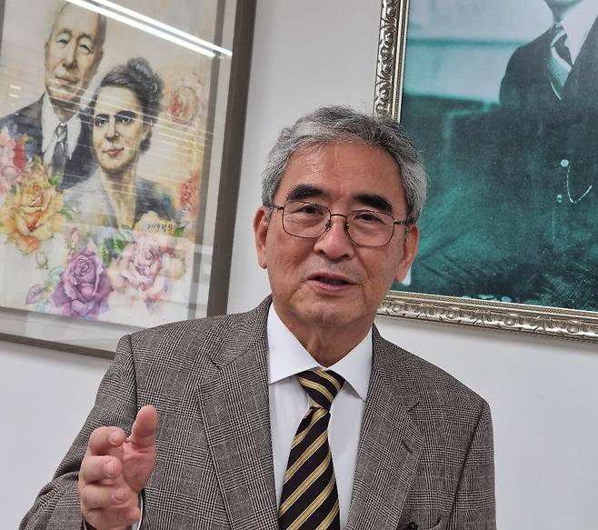 서울대에서 경제학 학사·석사·박사학위를 받은 이영훈 교수는 한신대와 성균관대를 거쳐 서울대 경제학부 교수(2002~2017년)로 봉직했다. 그는 "이승만 대통령은 역사가 부여한 십자가(十字架)를 짊어지고 임무를 완수한 분"이라고 말했다. 서울 퇴계로 '이승만학당' 강의실 벽 이승만 대통령 부부(夫婦) 초상화 앞에서 이 교수가 얘기하고 있다./송의달 기자