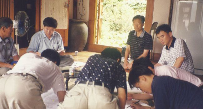 2000년 경북 예천군 용문면 맞질마을에서 조선시대 고문서(古文書) 검증·확인 작업에 참여한 이영훈 당시 성균관대 교수(오른쪽 끝). 1971년 가을 서울대 2학년때 교련 반대 시위로 제적당한 그는 이후 대학원에 진학해 안병직 교수 지도로 한국 경제사를 전공하면서 임창순 선생의 태동고전연구소에서 3년 동안 한학(漢學)을 공부했다.