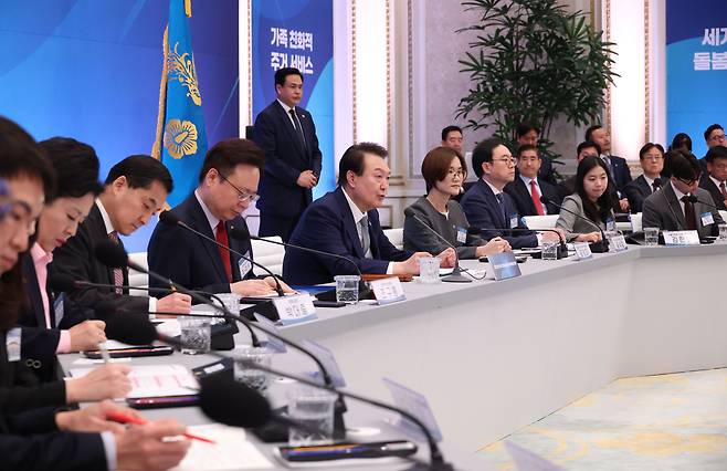 윤석열 대통령이 28일 청와대 영빈관에서 열린 제1차 저출산고령사회위원회 회의에서 발언하고 있다. /연합뉴스