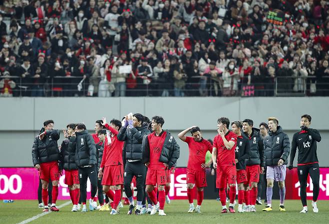 대한민국 축구 국가대표팀 선수들이 28일 오후 서울 상암월드컵경기장에서 열린 우루과이와의 축구 국가대표 평가전에서 1대2로 패한 뒤 관중에게 인사하고 있다./뉴스1
