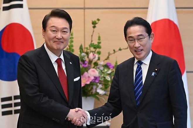 윤석열 대통령과 기시다 후미오 일본 총리가 16일 도쿄 총리 관저에서 열린 한일 정상 소인수 회담에서 악수하고 있다. ⓒ뉴시스