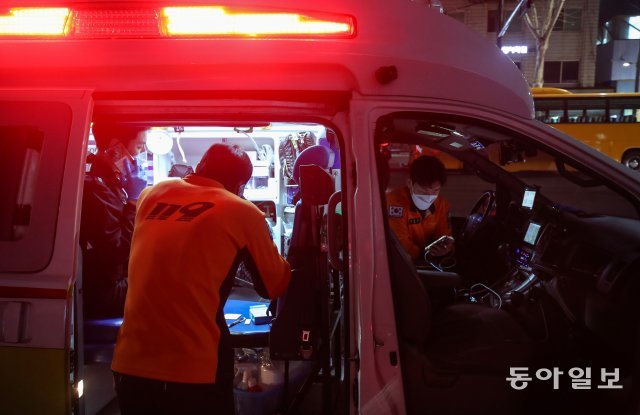 환자를 태운 구급차가 서울 송파구 석촌호수 인근 6차선 도로에 멈춰 서 있다. 출동에 나선 잠실119구급대 대원 세 명 모두 전화를 돌리며 응급환자가 갈 병원을 알아보고 있다.