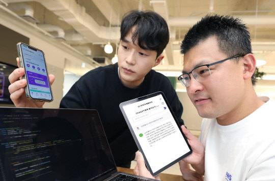 LG유플러스 직원이 우리가게패키지 앱을 통해 챗GPT와 대화하고 있다. LG유플러스 제공