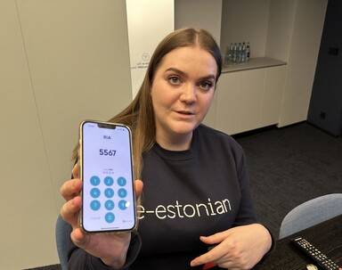 지난 1월31일 카르멘 랄 에스토니아 전자정부 브리핑센터 디지털전환 고문이 디지털 신분증을 이용한 본인 인증을 시범해 보이고 있다.