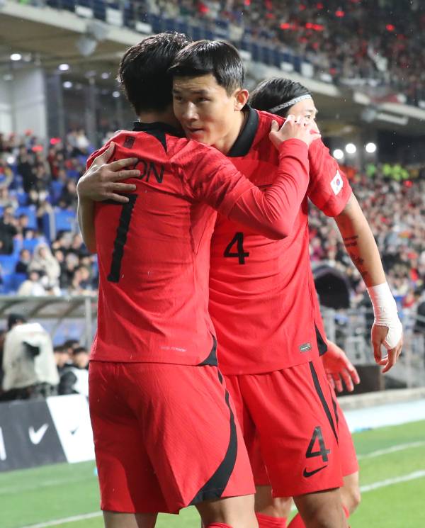 지난 24일 울산 문수축구경기장에서 열린 콜롬비아전에서 손흥민의 선제골을 축하해주고 있는 김민재. 울산=정시종 기자
