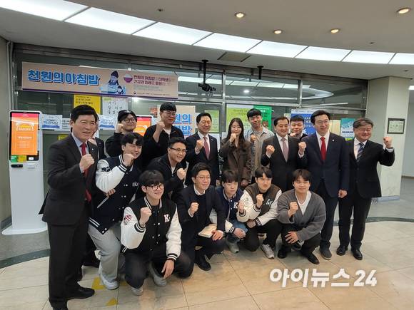 김기현 국민의힘 대표 등 당 관계자들이 28일 서울 경희대학교 학생식당에서 '천원의 아침밥' 식사를 마치고 학생들과 기념 촬영을 하고 있다. [사진=정호영 기자]