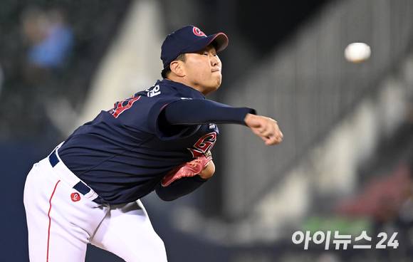 아동·청소년의 성보호에 관한 법률 위반 혐의로 불구속 기소돼 소속팀 롯데 자이언츠에서 방출돼 퇴단한 전 투수 서준원에 대해 한국야구위원회(KBO)가 참가활동 정지 조치했다. [사진=김성진 기자]