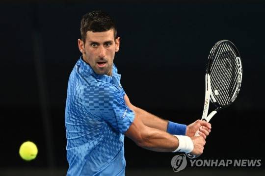 리턴하는 조코비치[EPA=연합뉴스]