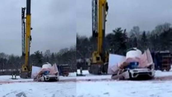 크레인에서 떨어진 물체에 3억짜리 람보르기니가 박살났다. [사진출처 = 타임스나우]