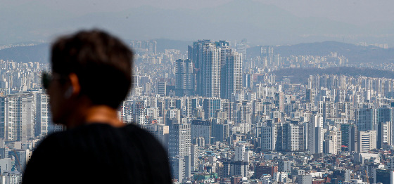 정부와 세무업계는 서울 강북에서 '국민평형'으로 불리는 전용면적 84㎡ 아파트를 보유한 1주택 단독명의자가 올해 부담해야 할 종부세는 없다고 밝혔다. 국토교통부가 발표한 올해 공동주택 공시가격 변동률이 전국 -18.6%, 서울 -17.3% 등으로 하락한 데 따른 것이다. 부부 공동명의 1주택자도 서울 강남의 일부 고가 아파트를 제외하고 종부세 부과 대상에 포함되지 않는다. /사진=뉴스1