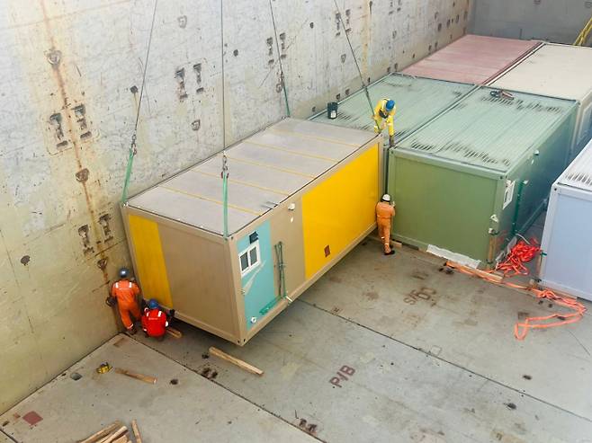 HMM이 지난해 카타르월드컵에서 숙박시설로 사용했던 임시주택 컨테이너 586개를 튀르키예로 운송한다. /사진=HMM