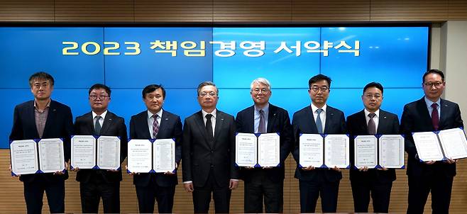 한국토지주택공사(LH)는 지난 27일 경남 진주 본사에서 ‘책임경영 서약식’을 개최했다고 밝혔다. 사진은 이한준(왼쪽에서 네번째) 사장 등 경영진이 기념 촬영을 하는 모습. [한국토지주택공사]