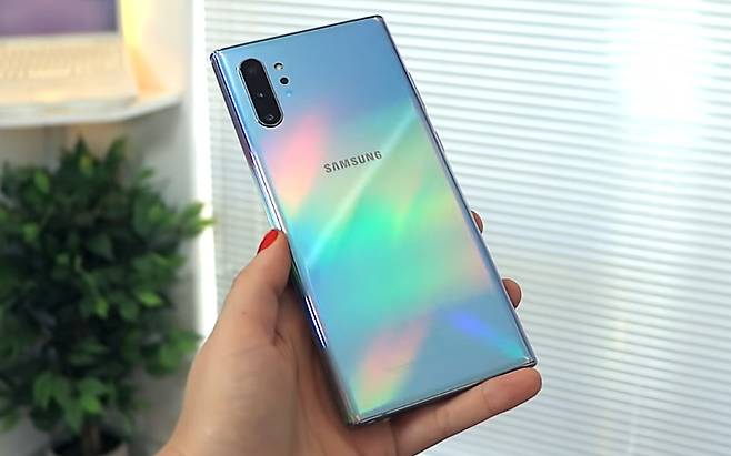 삼성전자가 2019년 출시한 ‘갤럭시 노트10 플러스’. [유튜브 ‘Hayls World’ 캡처]