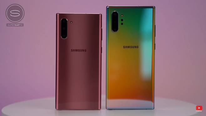 삼성전자가 2019년 출시한 ‘갤럭시 노트10’와 ‘갤럭시 노트10 플러스’. [유튜브 ‘ SuperSaf’ 캡처]