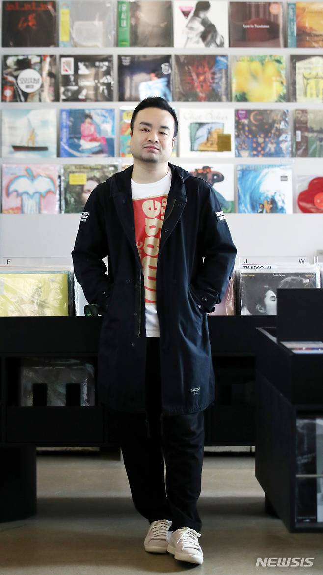[서울=뉴시스] 김진아 기자 = 일본 DJ 겸 기타리스트 하세가와 요헤이가 22일 서울 마포구 소규모 음반 판매점 '김밥 레코즈(GIMBAB RECORDS)'에서 뉴시스와 인터뷰를 하고 있다. 2023.03.22. bluesoda@newsis.com