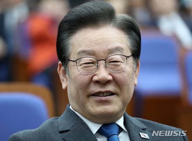 [서울=뉴시스] 이영환 기자 = 지난 23일 이재명 더불어민주당 대표가 서울 여의도 국회에서 열린 의원총회에 참석해 있다. 2023.03.23. 20hwan@newsis.com