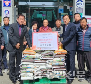 최종보 경북 고령 동고령농협 조합장(앞줄 왼쪽)이 3월28일 이동호 성산면장에게 쌀을 기탁하고 있다.
