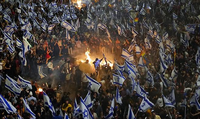 이스라엘 시민들이 26일(현지시간) 텔아비브의 한 고속도로에서 베냐민 네타냐후 총리의 사법개혁에 반대하는 시위를 벌이고 있다. 텔아비브=AP연합뉴스