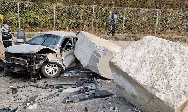 28일 오전 8시56분쯤 전북 군산시 옥구읍 당북교차로 인근 자동차전용도로에서 한 화물차량에서 떨어진 대형 돌덩어리를 뒤따르던 차량들이 잇달아 부딪혀 크게 파손돼 있다. 이 사고로 2명이 다쳐 병원으로 이송됐다. 전북소방본부 제공