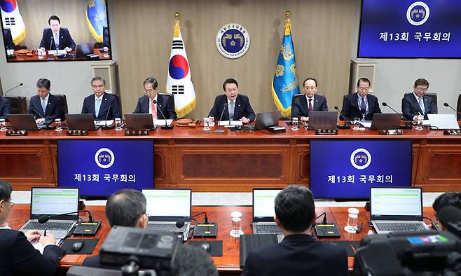 윤석열 대통령이 28일 서울 용산 대통령실 청사에서 국무회의를 주재하고 있다. 뉴시스