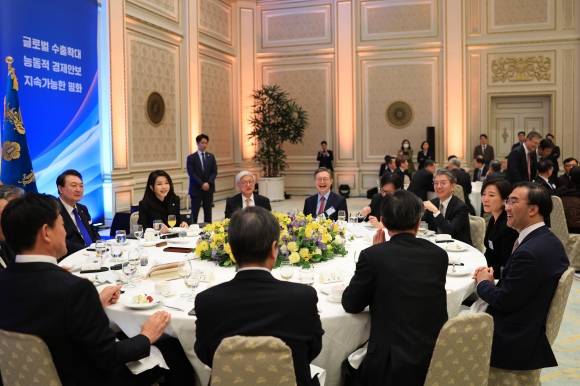 윤석열 대통령과 부인 김건희 여사가 27일 청와대 영빈관에서 열린 재외공관장 초청 만찬에서 참석자들과 대화하고 있다. 이날 윤 대통령은 생일을 맞은 오영주(오른쪽 두 번째) 주베트남 대사에게 생일 케이크를 전달했다. 연합뉴스