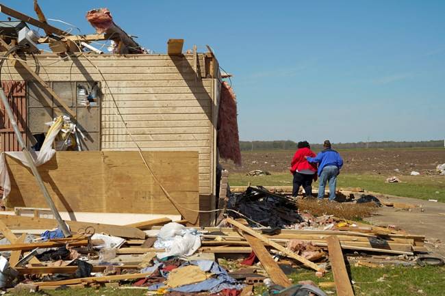 토네이도의 여파로 부서진 가옥에 서있는 롤링포크 주민들의 모습. 로이터 연합뉴스