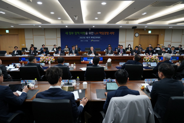 이한준 한국토지주택공사(LH) 사장 등 경영진들이 27일 새 정부 핵심 정책 추진현황을 점검하고 있다. 사진 제공=LH