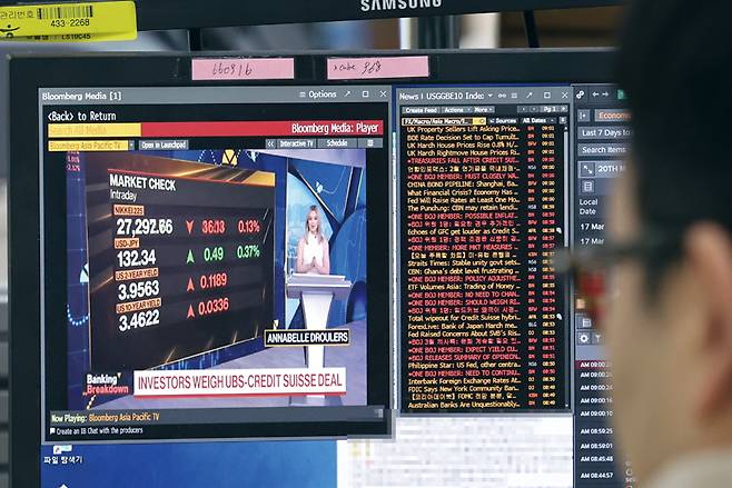 3월20일 서울 중구 하나은행 딜링룸에서 한 직원이 위기설에 휩싸인 크레디트스위스를 인수한 스위스 최대 금융기관 UBS 관련 뉴스를 보고 있다. ⓒ연합뉴스