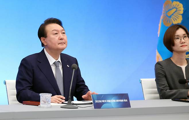 윤석열 대통령이 3월28일 청와대 영빈관에서 열린 제1차 저출산고령사회위원회 회의에서 김영미 부위원장과 영상을 시청하고 있다. ⓒ연합뉴스